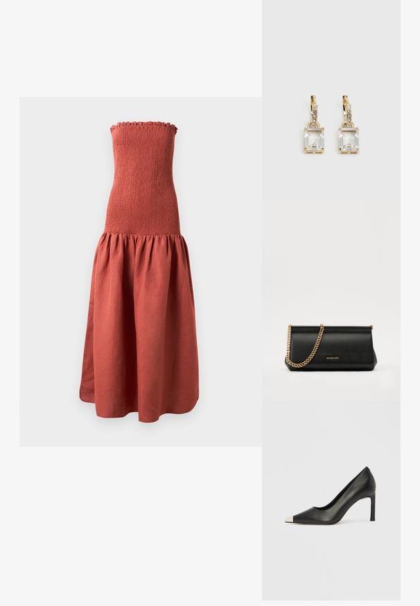 Vestido largo sin tirantes con un corpiño fruncido en color óxido, que presenta una falda acampanada y recogida para un aspecto texturizado.; Zapato de tacón alto de cuero negro con punta en forma de pico y una tapa metálica plateada. Presenta un acabado suave y un tacón delgado de 10 cm.; Cartera de mano de piel negra con una correa de cadena dorada, que presenta una textura suave, forma rectangular y un logotipo en relieve en la parte frontal.; Pendientes en tono dorado con un cristal rectangular y transparente que cuelga por debajo de una fila de pequeños acentos redondos y claros. Diseño elegante y moderno.