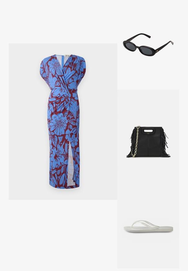 Langes Kleid mit Wickeldesign, das ein blaues Blumenmuster auf burgunderrotem Hintergrund zeigt, aus glattem Stoff mit einem seitlichen Schlitz.; Weiße Flip-Flops mit einer strukturierten Sohle, dünnen Riemen und einem flachen Design. Hergestellt aus Gummi mit einem dezenten Logo auf der Fußsohle.; Schwarze, oversized Sonnenbrillen mit ovalen Gläsern, glattem Kunststoffrahmen und goldenen Akzenten an den Bügeln. Die dunklen Gläser bieten Sonnenschutz.; Schwarze Lederhandtasche mit Fransen-Details, goldener Ketten-Schulterriemen und einem ausgeschnittenen Griff. Mit Logoplatzierung auf der Vorderseite.