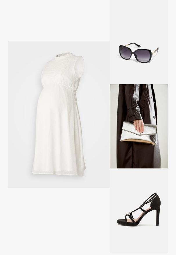 Robe de maternité blanche à manches courtes, en tissu texturé, avec une taille froncée et un col haut, ornée de discrets pois tout au long.; Sandale à talons hauts en suede noir avec des brides croisées, un accent décoratif en métal argenté et une semelle à plateforme pour plus de hauteur.; Lunettes de soleil noires surdimensionnées avec des verres dégradés, monture épaisse et détails en chaîne dorée sur les branches.; Pochette métallique argentée avec un design d'enveloppe angulaire, texture lisse et couleur intérieure contrastante, tenue dans une main portant un manteau noir.