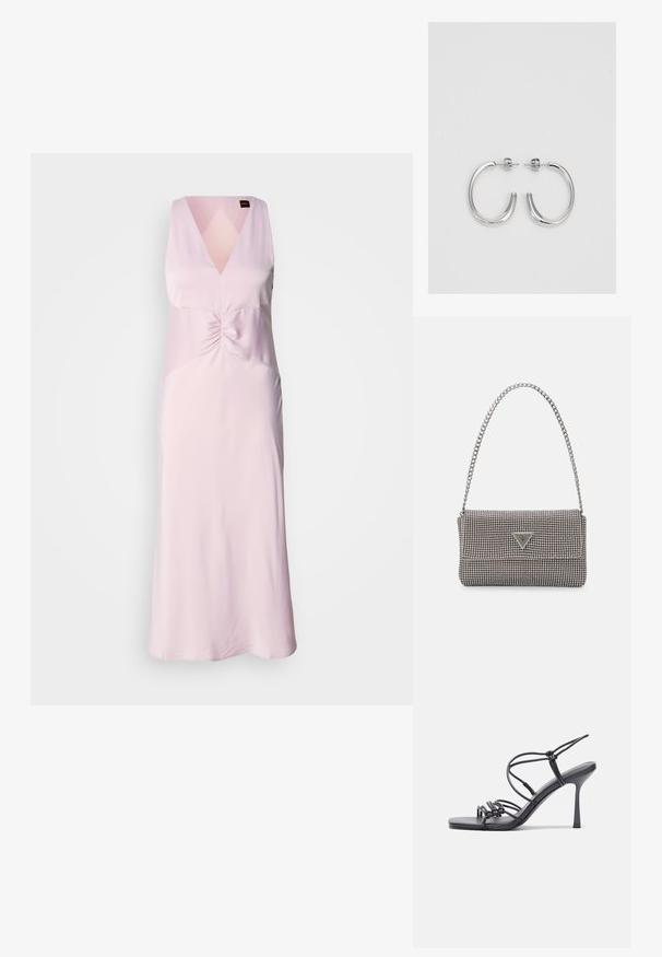 Pastellrosa klänning med V-hals, samlad mittendetalj, ärmlös design och mjukt tyg som faller till knäna.; Svarta högklackade sandaler har tunna remmar med en knuten design, en slät fyrkantig tå och en smal stilettklack.; Ljusgrå metallisk handväska med kedjestropp, prydd med små cirkulära metallnitar och en triangulär logotyp.; Silver hoopsörhängen med en slät, glänsande yta, med en böjd form och post-stängning. Minimalistisk design med en modern finish.