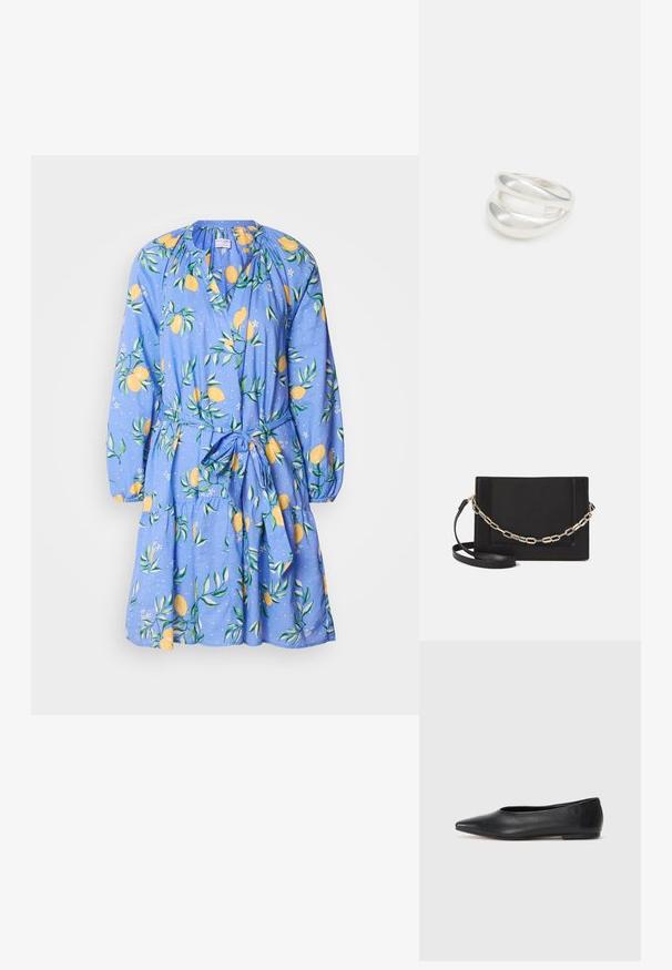 Sinine kleit sidruni ja lehe mustriga, pikkade varrukatega, kogutud kaelusega ja vööndiga. Valmistatud kergetest materjalidest, millel on laienev seelikuosa.; Musthave mustris balletkingad, terav nina, minimaliseeritud disain, sile pind, madal konts, ilma nähtava riistvara või kaunistusteta.; Mustast nahast õlakott, mis omab siledat tekstuuri, ristküliku kuju ning esiküljel metallketi detaili. Reguleeritav rihm on kaasas.; Hõbedane kahekordne rõngas sujuva, poleeritud pinnaga. Omab voolavat, kõverat disaini, millel on kattuvad sektsioonid, et saavutada kaasaegne ilme.