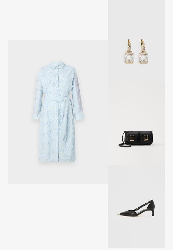 Vaaleansininen paita-mekko, jossa on kukkakirjonta, nappikiinnitys edessä, pitkät läpinäkyvät hihat ja yhteensopiva vyö vyötäröllä.; Musta nahkainen matalakorkoinen kenkä, jossa on terävä hopeinen kärki ja kaksinkertaiset solkisilmukat valkoisella taustalla.; Musta nahkainen olkalaukku, jossa on kaksi etutaskua, kultaiset soljet, vetoketjukiinnitys ja kapea hihna. Teksturoidun pinnan ja kompaktin suorakaiteen muoto.; Kulta-sävyiset korvakorut, joissa on suorakulmainen, kirkas kivi roikkumassa pienen, pyöreän kirkkaan korosteen rivin alapuolella. Tyylikäs, moderni muotoilu.