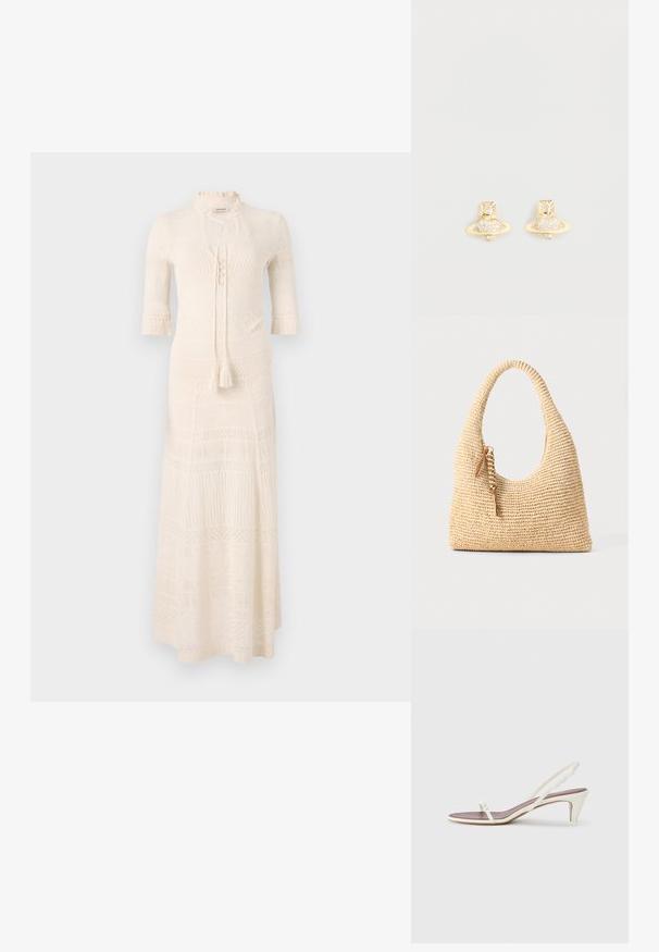 Dzianinowa sukienka maxi w kolorze kremowym, z kołnierzem w kształcie lejka, półrękawami i teksturowanym wzorem. Posiada zapięcie na związek oraz detal w postaci frędzla w talii.; Białe sandały na koturnie z cienkimi paskami i gładką skórzaną fakturą; zawierają małą dekoracyjną klamrę.; Spleciona beżowa torebka z zaokrągloną rączką, teksturowaną powierzchnią i brązowym detalem w postaci frędzla. Charakteryzuje się miękkim, hobo kształtem.; Złote kolczyki w kształcie Saturna z teksturowanym pierścieniem i osadzonymi okrągłymi kryształami, które dodają blasku.