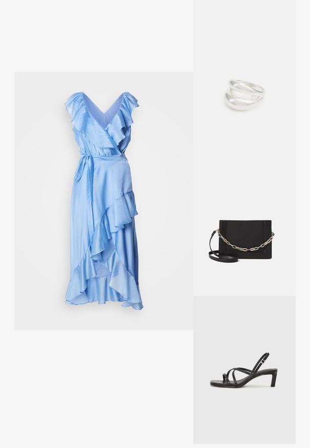 Gaiši zila apakšsvārku kleita ar viļņainām piedurknēm un hemu. Izgatavota no gludas auduma, ar jostu jostasvietā, lai pielāgotu izmēru.; Melnas strappy sandales ar kvadrātveida purngaliem un zemu bloku papēdi. Ievērojamas ar vairākiem plāniem siksniņām un regulējamu potītes siksniņu. Izgatavotas no gludas ādas.; Melna ādas crossbody soma ar gludu faktūru, taisnstūrveida formu un metalizētu ķēdes detaļu priekšā. Iekļauta regulējama siksna.; Sudraba divu joslu gredzens ar gludu, pulētu virsmu. Iezīmējas ar plūstošu, izliekta dizaina struktūru ar pārklājošām sekcijām modernam izskatam.