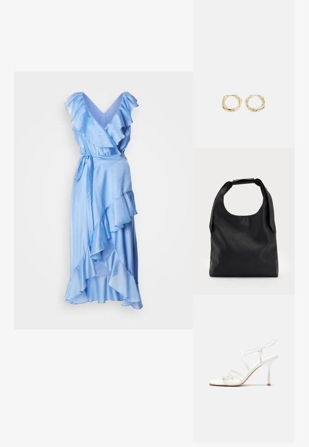 Světle modré zavinovací šaty s volánovými rukávy a lemem. Vyrobené z hladkého materiálu, mají pás na zavazování v oblasti pasu pro nastavitelný střih.; Bílé sandály na vysokém podpatku s tenkým páskem kolem kotníku, plochou špičkou, texturovaným předním dílem s nařasenými detaily.; Černá kožená kabelka s velkým otevřeným vrchem a jedním ramenním popruhem. Měkká textura, minimalistický design, s jemnými kovovými detaily.; Zlaté kruhové náušnice s texturovaným, nepravidelným tvarem. Disponují bezproblémovým uzávěrem a leštěným povrchem, což zdůrazňuje moderní design.