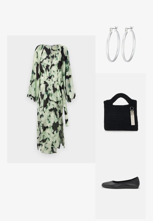 Długa zielona i czarna sukienka w wzory, z lekkiego materiału, z dekoltem w serek, szerokimi rękawami oraz związywanym paskiem w talii dla regulowanego dopasowania.; Czarne skórzane baletki z zaokrąglonym noskiem, gładką fakturą, minimalnymi przeszyciami i elastycznym designem podeszwy.; Won Hundred MARSIELLE UNISEX czarny; Srebrne kolczyki w formie kółek o gładkim, polerowanym wykończeniu. O okrągłym kształcie i pewnym zapięciu na klik. Lekka konstrukcja odpowiednia do codziennego noszenia.