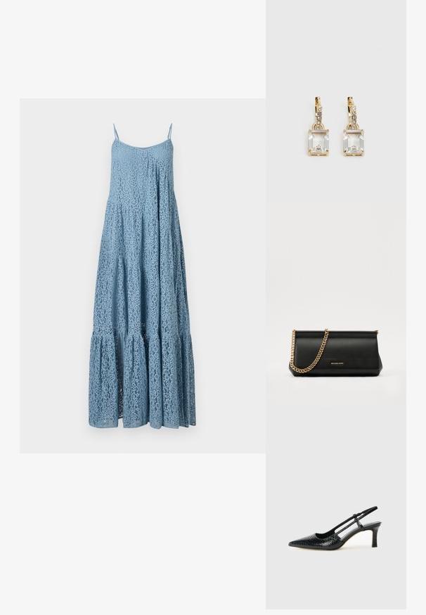 Modré krajkované maxi šaty s nastavovacími ramínky, A-liniovým střihem, vrstevnatým volánkovým lemem, složitým květinovým vzorem a průhlednou texturou.; Černé lakované slingback podpatky s špičatou špičkou, zdobené texturovaným hadím vzorem, nastavovacím páskem a krátkým texturovaným blokovým podpatkem.; Černá kožená psaníčko s zlatým řetízkem, vyznačující se hladkým povrchem, obdélníkovým tvarem a reliéfním logem na přední straně.; Náušnice ve zlatém odstínu s obdélníkovým, průhledným krystalem zavěšeným pod řadou malých, kulatých průhledných akcentů. Elegantní, moderní design.
