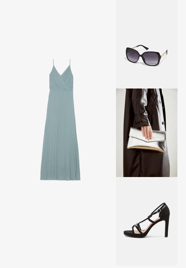 Lys blå, plisserte kjole med en omslagsdesign, tynne stropper og en flytende silhuett, laget av et lett stoff.; Sorte semskede høyhælte sandaler med kryssende stropper, en dekorativ sølvfarget aksent, og en plattformsåle for ekstra høyde.; Sorte oversized solbriller med gradient linser, tykke rammer og detaljering med gulltonekjede på tempelarmene.; Sølv metallisk clutch med et vinklet konvoluttdesign, glatt tekstur og kontrastfarge på innsiden, holdt i en hånd iført en svart kåpe.