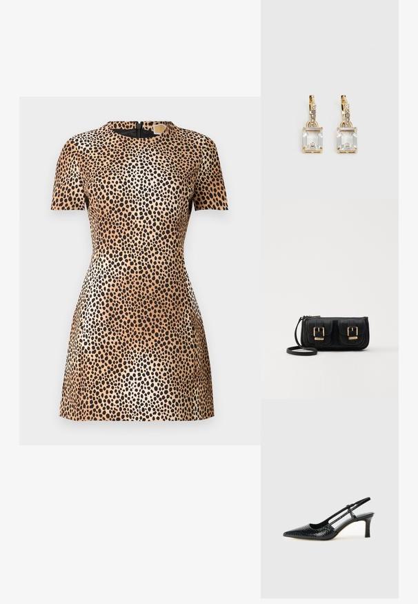Šaty s leopardím vzorom v béžovej a čiernej farbe, krátke rukávy, priliehavý strih, textúrovaná látka, so zipsom na chrbte.; Čierne patentové slingback topánky na ihlovom podpätku s špicatou špičkou, s textúrovaným hadím vzorom, nastaviteľným popruhom a krátkym, textúrovaným blokovým podpätkom.; Čierna kožená crossbody taška s dvoma prednými vreckami, zlatými sponami, zipsovým uzatváraním a úzkym popruhom. Štruktúrovaný povrch a kompaktný obdĺžnikový tvar.; Náušnice v zlatej farbe, ktoré majú obdĺžnikový, transparentný kryštál visiaci pod radom malých, guľatých, čírych akcentov. Elegantný, moderný dizajn.