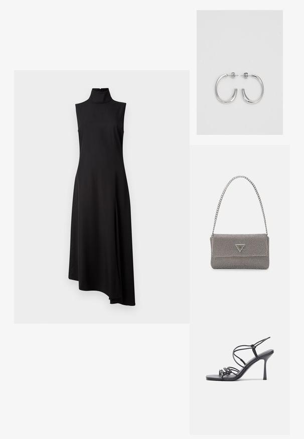 Schwarzes ärmelloses Kleid mit hohem Kragen, das eine glatte Textur und einen asymmetrischen Saum hat, der auf einer Seite länger fällt.; Schwarze, hochhackige Sandalen mit dünnen Riemen und einem geknoteten Design, einer glatten, rechteckigen Zehenpartie und einem eleganten Stiletto-Absatz.; Hellegraue metallische Handtasche mit einer Kettenriemen, verziert mit kleinen kreisförmigen metallic Nieten und einem dreieckigen Markenlogo.; Silberne Creolen mit einer glatten, glänzenden Oberfläche. Abgerundete Form, leichtes Design, mit einer Steckverschluss.