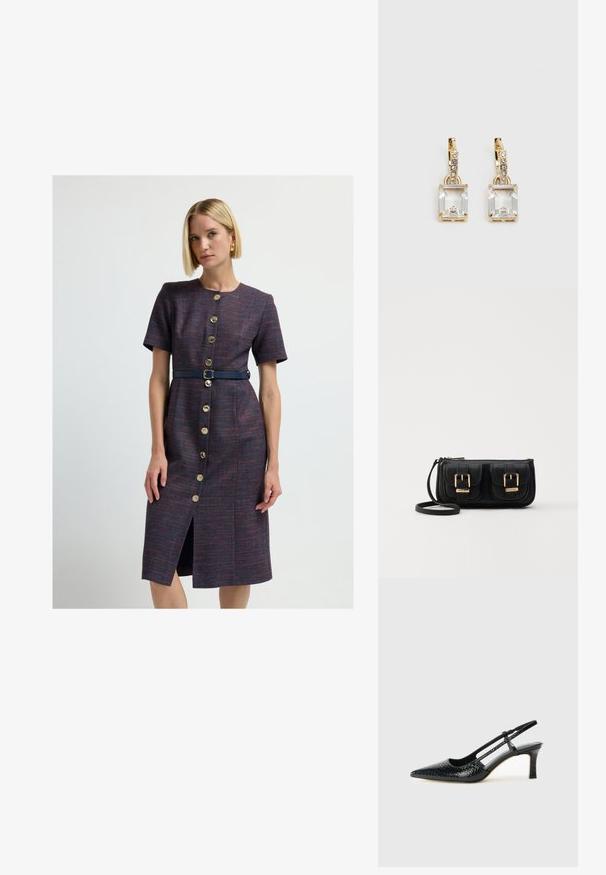 Nainen, jolla on lyhyet vaaleat hiukset, pukeutuneena polven pituiseen, lyhythihaiseen purppuramekkoon, jossa on kultanappisia yksityiskohtia ja laivastonsininen vyö, seisoo yksinkertaista taustaa vasten.; Musta patent slingback-kiilakorko teräväkärkisellä muotoilulla, jossa on teksturoitu käärmeennahkakuosi, säädettävä remmi ja lyhyt, teksturoitu blokkiheel.; Musta nahkainen olkalaukku, jossa on kaksi etutaskua, kultaiset soljet, vetoketjukiinnitys ja kapea hihna. Teksturoidun pinnan ja kompaktin suorakaiteen muoto.; Kulta-sävyiset korvakorut, joissa on suorakulmainen, kirkas kivi roikkumassa pienen, pyöreän kirkkaan korosteen rivin alapuolella. Tyylikäs, moderni muotoilu.