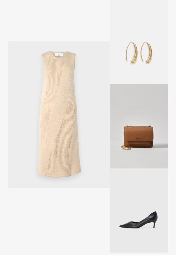 Beige pletené šaty ke kolenům s texturovaným diagonálním pruhovaným vzorem, bez rukávů a s kulatým výstřihem. Měkký, elastický materiál.; Černá kožená lodička s špičatou špičkou a nízkým podpatkem. Má hladkou texturu a jemný lesk. Přední část je otevřená pro zvýraznění detailu.; Hnědá texturovaná kožená kabelka přes rameno se zlatým řetízkovým popruhem a klopnovým uzavíráním. Přední strana obsahuje detail loga a kapsu pod klopou.; Náušnice ve tvaru kruhu z pozlaceného kovu s vroubkovaným, prodlouženým tvarem. Mají hladký, lesklý povrch a zaoblený konec pro zvýraznění detailu.