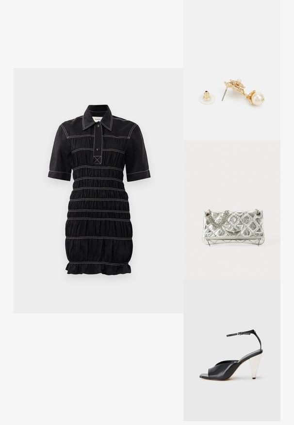 Czarna sukienka z krótkimi rękawami, zapięciem na guziki przy kołnierzy i marszczonym wykończeniem. Posiada kontrastowe białe szwy oraz falbaniasty dół.; Czarne skórzane sandały na wysokim obcasie z odkrytymi palcami, asymetrycznym wzorem, paskiem w okolicy kostki oraz metalicznym obcasem w kształcie stożka. Gładka faktura na całej powierzchni.; Srebrna torebka metaliczna z łańcuszkowym uchwytem, pikowanym wzorem, dekoracyjnym haftem i zapięciem na zamek błyskawiczny. Posiada wytłoczone akcenty na przodzie.; Złote kolczyki z ozdobnym wzorem, akcentem perły, metalowym słupkiem i przezroczystym gumowym zapięciem.