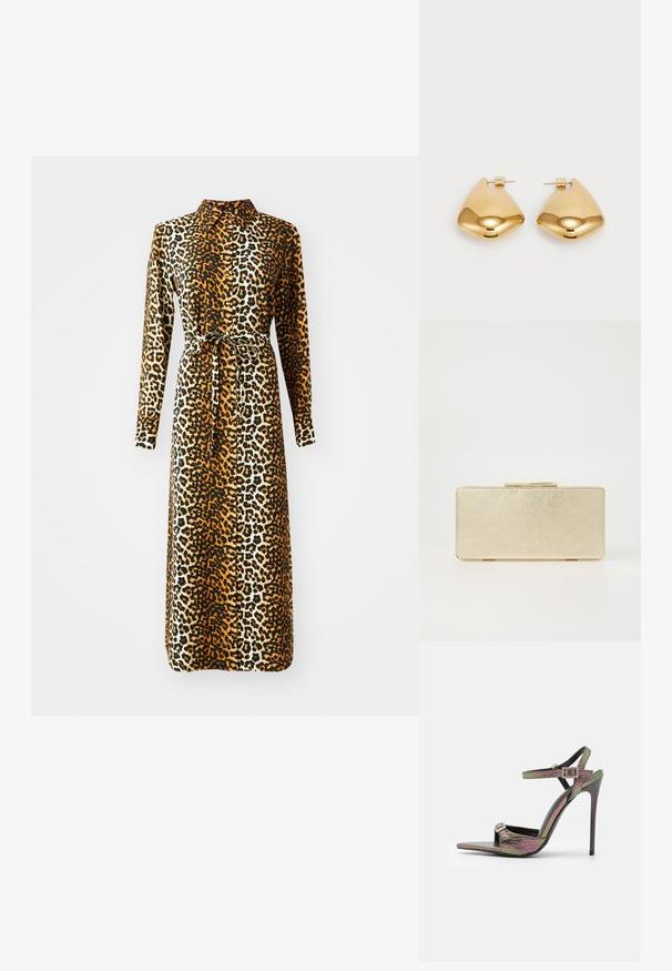 Leopárd mintás ruha hosszú ujjal, gallérral és megkötős derékkal. Simább anyagból készült, barna, fekete és krém árnyalatokban.; Magassarkú szandál, sokszínű, texturált kígyóbőr mintázattal. Állítható bokapántokkal és hegyes orrú kialakítással rendelkezik.; Arany színű clutch táska sima fémes felülettel, téglalap alakú, egyszerű csattal. Nincsenek látható minták vagy díszítések.; Aranyszínű fém fülbevalók sima, lekerekített háromszög alakúak, tűs hátlappal; tükröződő felület minimális díszítéssel.