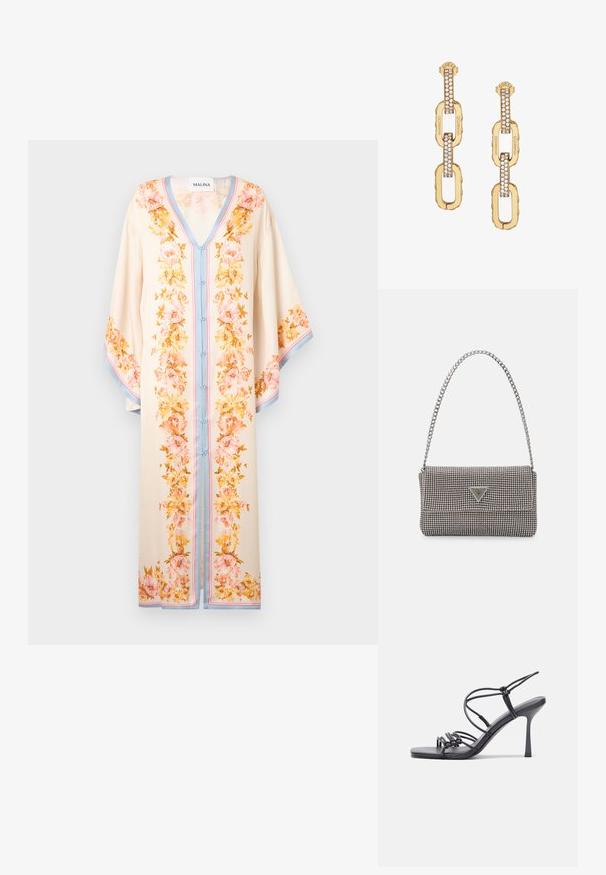 Leichter, cremfarbener Kaftan mit floralen Mustern in Pink und Gelb. Verfügt über einen V-Ausschnitt, Knopfverschluss und kontrastierenden blauen Saum.; Schwarze, hochhackige Sandalen mit dünnen Riemen und einem geknoteten Design, einer glatten, rechteckigen Zehenpartie und einem eleganten Stiletto-Absatz.; Hellegraue metallische Handtasche mit einer Kettenriemen, verziert mit kleinen kreisförmigen metallic Nieten und einem dreieckigen Markenlogo.; Goldene Kettenanhänger-Ohrringe mit klarem Kristallakzent, versehen mit eingraviertem "GUESS"-Logo und glatter Oberfläche.