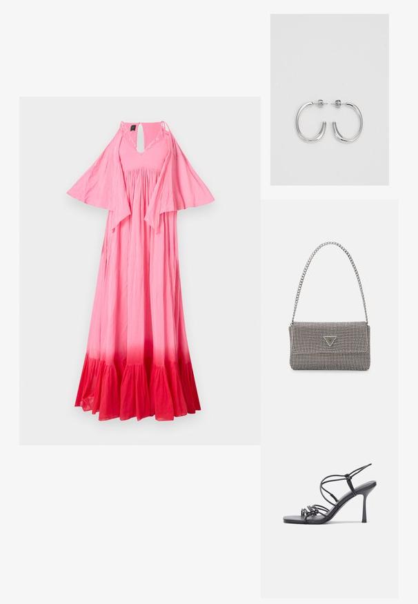 Maxi sukienka w gradientowych odcieniach różu, przechodząca od jasnych do ciemnych tonów. Posiada dekolt w serek, rozszerzane rękawy oraz zgromadzony w pasie materiał. Teksturowana tkanina.; Czarne sandały na wysokim obcasie mają cienkie paski z węzłowym wzorem, gładki, kwadratowy czubek i smukły obcas w stylu szpilki.; Jasnoszara metaliczna torebka na łańcuszku, ozdobiona małymi okrągłymi metalowymi ćwiekami oraz trójkątnym logo marki.; Srebrne kolczyki na biglu o gładkim, błyszczącym wykończeniu. O zaokrąglonym kształcie, lekkim designie, z zamknięciem na zatrzask.