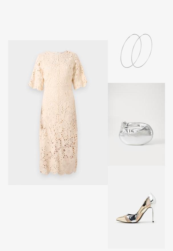 Mežģīņu kleita maigi bēšā krāsā ar ziedu izgriezumiem, īsām piedurknēm, apaļu kakla izgriezumu un viļņotu malu, uzsverot sarežģītu tekstūru un dizainu.; Apspīlēta augstpapēžu kurpe ar zeltītu, sudrabi un neitrālu krāsu kombināciju. Spīguļojoša virsma ar izgriezuma dizainu, aprīkota ar stiletto papēdi.; Sudraba metāliska poga somiņa ar mīkstu, noapaļotu formu un mezgla augšējo aizdari. Izgatavota no gludas mākslīgās ādas materiāla.; Sudraba gredzenveida auskari ar minimālistisku dizainu. Cirkulāra forma, gluda tekstūra un plāns profils. Vieglu svaru ar spīdīgu apdari.