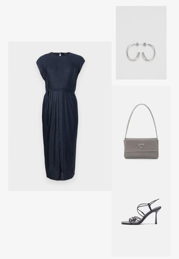 Sötétkék midi ruha függőleges csíkokkal, rövid ujjal, megkötött derékkal és kulcslyuk hátkivágással. Texturált anyagból készült.; Fekete magas sarkú szandálok vékony pántokkal, csomózott mintával, sima négyzetes orral és karcsú stiletto sarkal rendelkeznek.; Világosszürke fémes kézitáska lánc pánttal, kis kör alakú fém kifinomult díszítéssel és háromszög alakú márkagéppel.; Ezüst karika fülbevalók sima, fényes felülettel. Lekerekített forma, könnyű kialakítással, tűs zárómechanizmussal.