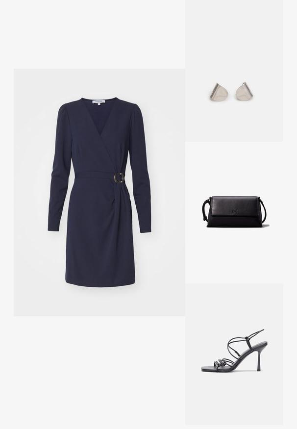 Takozasta haljina mornarsko plave boje s dubokim V-izrezom, dugim rukavima i nabranom stranom. Ima okruglu kopču na odgovarajućem pojasu. Glatka tekstura tkanine.; Crne sandale na visokoj potpetici imaju tanke trake s čvorastim dizajnom, glatki kvadratni vrh i elegantnu stiletto petu.; Crna kožna torbica u obliku pravokutnika, glatke teksture, s ravnim preklopom i malom ručkom sa strane. Ima diskretni logo.; Srebrne metalne naušnice s glatkim, oblikom suze i poliranim završetkom. Suptilni utori dodaju detalje. Minimalistički dizajn.