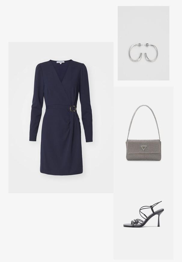 Löysä tummansininen kietaisumekko, jossa on syvä V-pääntie, pitkät hihat ja kerrottu sivuyksityiskohta. Mukana on pyöreä solki yhteensopivassa vyössä. Silkkinen kangas.; Mustat korkokengät sandaalit, joissa on ohuet hihnat solmittuna, sileä neliön muotoinen varvasosa ja tyylikäs stiletto-korko.; Vaalea harmaa metallinen käsilaukku, jossa on ketjusanka. Laukku on koristeltu pienillä pyöreillä metallikoruilla ja kolmion muotoisella brändilogolla.; Hopeiset korvarenkaat, joissa on sileä ja kiiltävä pinta, kaareva muoto ja piikkikiinnitys. Minimalistinen muotoilu modernilla viimeistelyllä.