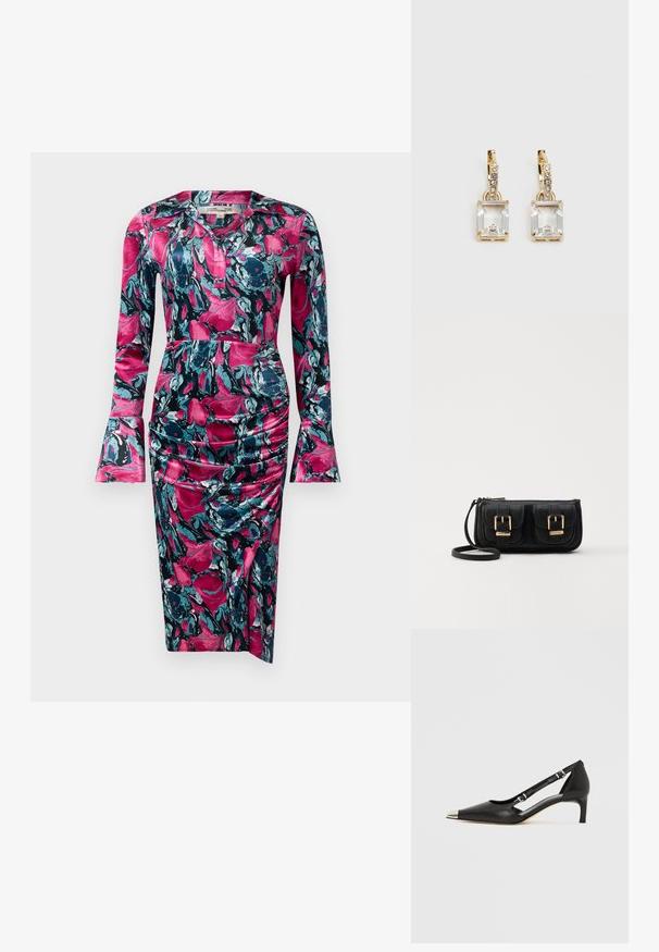 Diane von Furstenberg ZANE DRESS - Koktejlové šaty / šaty na párty - indian pink; Černá kožená botička s nízkým podpatkem, špičatou stříbrnou špičkou a dvěma pásky s přezkami na bílém pozadí.; Černá kožená crossbody taška se dvěma předními kapsami, zlatými přezkami, zipovým uzávěrem a štíhlým popruhem. Texturovaný povrch a kompaktní obdélníkový tvar.; Náušnice ve zlatém odstínu s obdélníkovým, průhledným krystalem zavěšeným pod řadou malých, kulatých průhledných akcentů. Elegantní, moderní design.