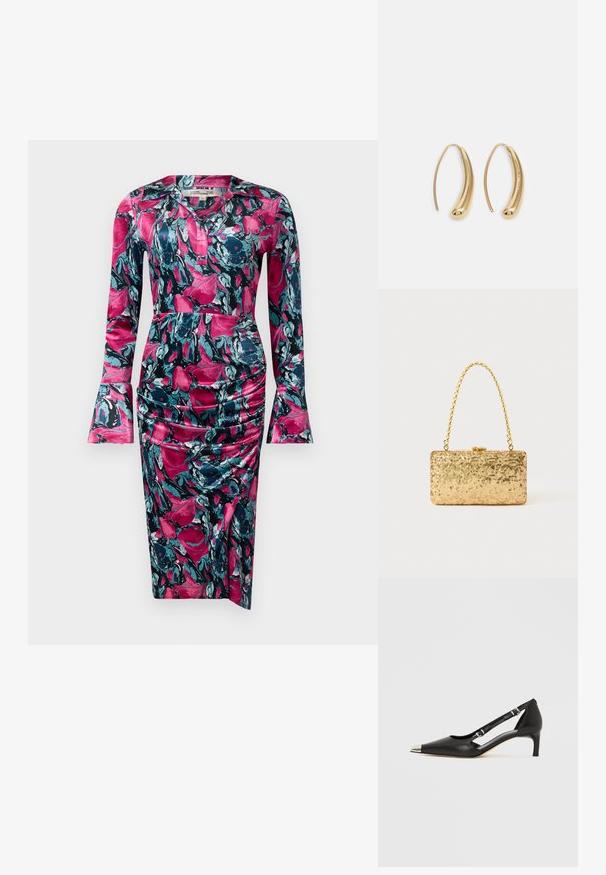 Diane von Furstenberg ZANE DRESS - Koktejlové šaty / šaty na párty - indian pink; Černá kožená botička s nízkým podpatkem, špičatou stříbrnou špičkou a dvěma pásky s přezkami na bílém pozadí.; Zlatá flitrová kabelka ve tvaru obdélníku, s propleteným řetízkovým uchem a kovovým zapínáním, odrážející světlo s texturovaným povrchem.; Náušnice ve tvaru kruhu z pozlaceného kovu s vroubkovaným, prodlouženým tvarem. Mají hladký, lesklý povrch a zaoblený konec pro zvýraznění detailu.