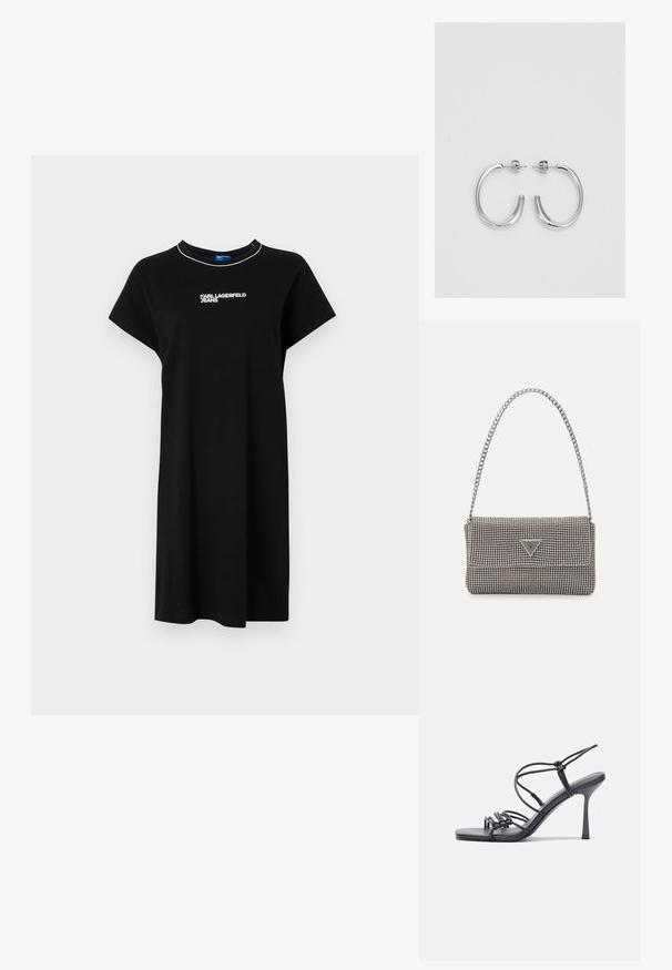 Vestido T-shirt preto com mangas curtas, gola redonda e texto de logo branco. Feito de tecido macio com um corte relaxado e solto.; As sandálias de salto alto pretas apresentam tiras finas com um design em nó, uma biqueira quadrada lisa e um elegante salto agulha.; Bolsa metálica cinza claro com uma alça de corrente, adornada com pequenos rebites metálicos circulares e um logótipo triangular da marca.; Brincos de argola prateados com um acabamento suave e brilhante. Forma arredondada, design leve, com fecho de pino.