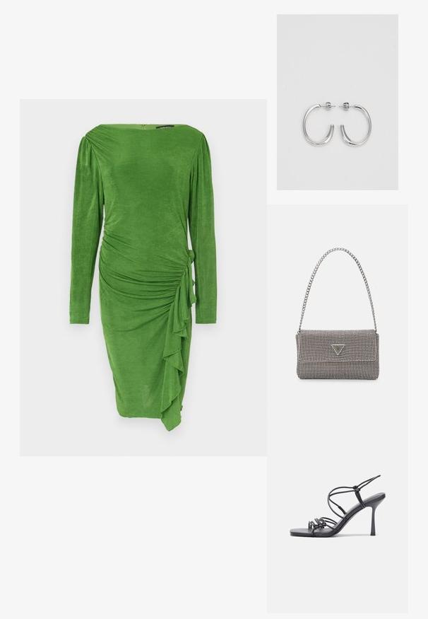 Zielona sukienka z długim rękawem, wykonana z fakturowanej tkaniny, o dopasowanej sylwetce z marszczeniami i detalem w postaci falbany po boku. Gładki dekolt.; Czarne sandały na wysokim obcasie mają cienkie paski z węzłowym wzorem, gładki, kwadratowy czubek i smukły obcas w stylu szpilki.; Jasnoszara metaliczna torebka na łańcuszku, ozdobiona małymi okrągłymi metalowymi ćwiekami oraz trójkątnym logo marki.; Srebrne kolczyki na biglu o gładkim, błyszczącym wykończeniu. O zaokrąglonym kształcie, lekkim designie, z zamknięciem na zatrzask.