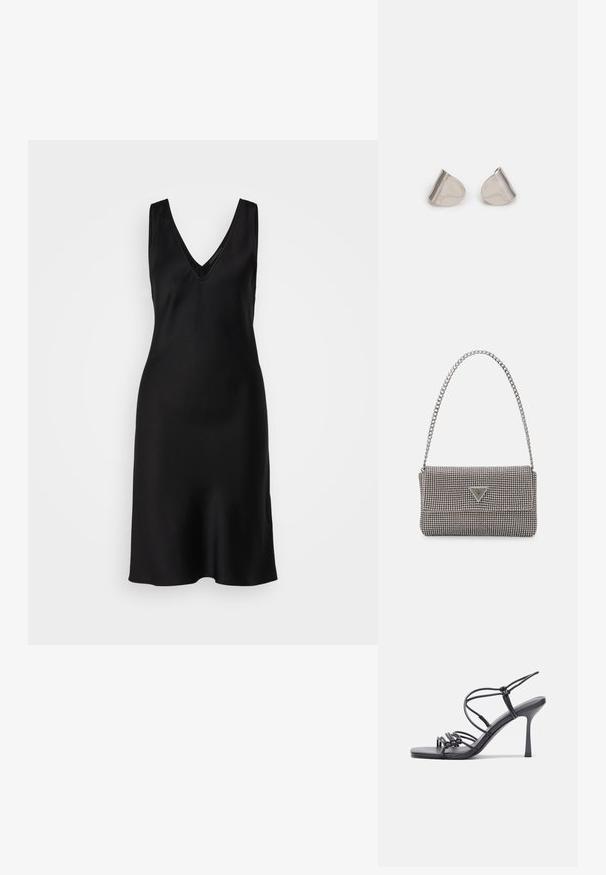 Zwarte mouwloze jurk met een diepe V-halslijn, een gladde satijnen textuur en een relaxed fit, die iets taps toeloopt aan de onderkant.; Zwarte hoge hakken sandaaltjes hebben dunne banden met een geknoopt ontwerp, een gladde vierkante neus en een elegante stiletto-hak.; Lichtgrijze metallic handtas met een kettingriem, versierd met kleine ronde metallic studs en een driehoekig merkimago.; Zilveren metalen oorbellen met een gladde, druppelvorm en een gepolijste afwerking. Subtiele gravures voegen detail toe. Minimalistisch ontwerp.