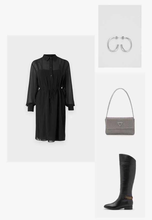 Melnas blūzes kleitas, kas izgatavota no caurspīdīga auduma, ar pogu aizdari priekšpusē, apkakli un jostu viduklī. Garas piedurknes ar melniem aproces.; Augstas melnas ādas zābaki ar plūstošu dizainu, pointētām purngalēm un zelta ķēdes akcentu ap potīti. Zems bloku papēdis. Gluda tekstūra.; Gaiši pelēka metāla rokassoma ar ķēdes siksnu, rotāta ar mazām apaļām metāla kniedēm un trīsstūra zīmola logo.; Sudraba riņķveida auskari ar gludu, spīdīgu apdari. Apaļas formas, viegla dizaina, ar aizdari uz stieples.