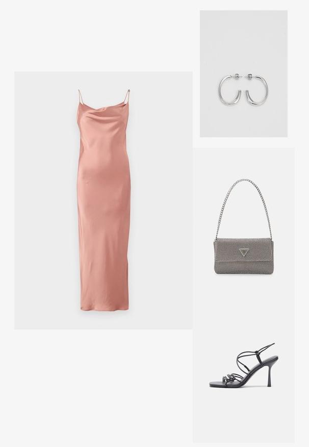 Satinová midi šaty v svetloružovej farbe s nastaviteľnými ramienkami, výstrihom v tvare drapérie a hladkým, lesklým povrchom. Bez vzorov alebo ďalších detailov.; Čierne sandále na vysokom podpätku majú tenké remienky s uzlovým dizajnom, hladký štvorcový špičku a elegantný stiletto podpätok.; Svetlošedá metalická kabelka s reťazovým popruhom, ozdobená malými kruhovými kovovými štítkami a trojuholníkovým logom značky.; Strieborné kruhové náušnice s hladkým a lesklým povrchom. Okrúhly tvar, ľahký dizajn, s uzáverom na kolík.