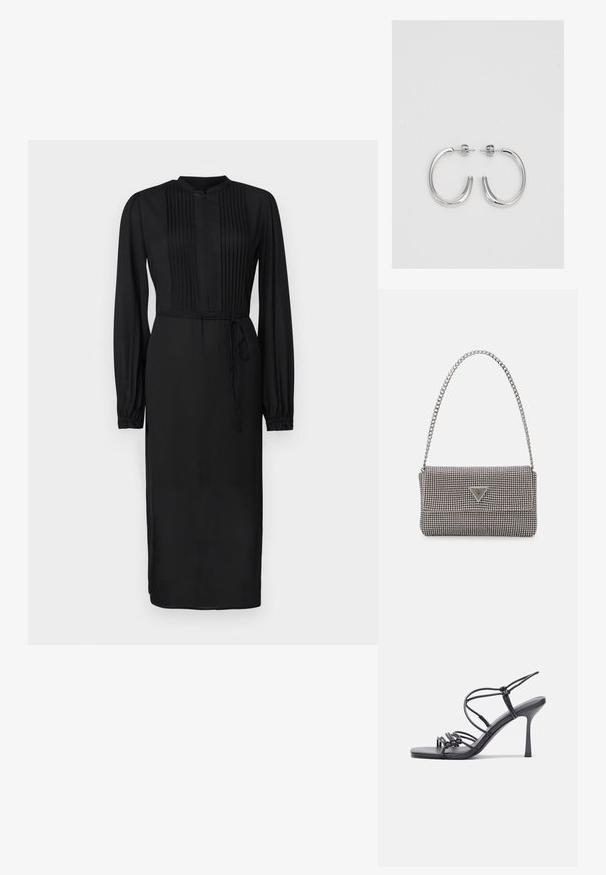 Musta mekko pitkillä hihoilla, pleidatut etuosa, korkea kaulus ja istuva vyötäröhihna. Valmistettu sileästä kankaasta, suoran siluetin omaava.; Mustat korkokengät sandaalit, joissa on ohuet hihnat solmittuna, sileä neliön muotoinen varvasosa ja tyylikäs stiletto-korko.; Vaalea harmaa metallinen käsilaukku, jossa on ketjusanka. Laukku on koristeltu pienillä pyöreillä metallikoruilla ja kolmion muotoisella brändilogolla.; Hopeiset korvarenkaat, joissa on sileä ja kiiltävä pinta, kaareva muoto ja piikkikiinnitys. Minimalistinen muotoilu modernilla viimeistelyllä.