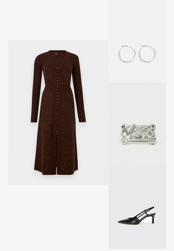 Barna kötött kardigán hosszú ujjakkal, V nyakkivágással és gombos elejével. Bordás textúrával rendelkezik és félvádli hosszúságú.; Fekete lakk slingback sarok, hegyes orral, texturált kígyómintával, állítható pánttal és rövid, texturált tömbsarkal.; Ezüst színű fémes kézitáska lánckarral, steppelt textúrával, díszített varrással és cipzáros záródással. A fonákján domború részletek találhatók.; A ezüst karika fülbevalók sima, lekerekített formájúak, vékony profilúak és biztonságos zárással rendelkeznek. Minimalista stílus, fényes befejezéssel.