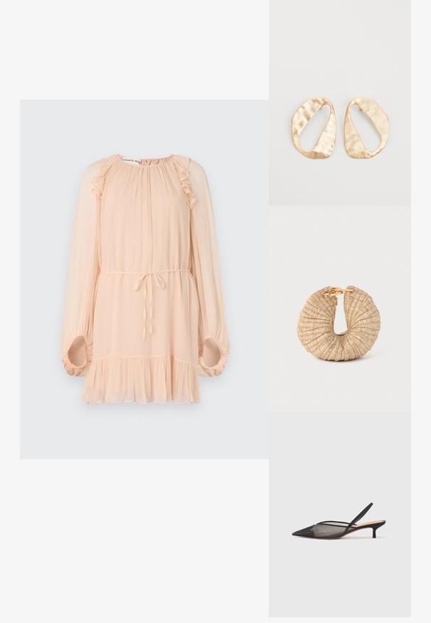 Pitkähiuksinen vaalean persikan värinen mekko, jossa on röyhelökoristeet, pehmeä kangas, löysä malli, kiristettävä vyötärö ja levenevä helma. Saksien hihat ovat kerättyjä.; NEOUS IRENA - Avokkaat - black; Cult Gaia UBAH - Pikkulaukku - wheat; Pari epämuodostuneita soikeita kultasävyisiä metallikorvakoruja, joissa on teksturoitu, hieman hakattu pinta valkoista taustaa vasten.