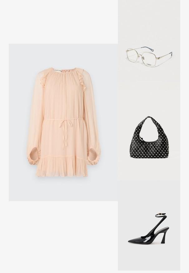 Vestido longo cor pêssego claro de mangas compridas com detalhes de babados, textura suave, caimento solto, cintura ajustável por cordão e barra ampla. Apresenta mangas franzidas.; Sapatilhas de salto alto em verniz preto, com bico afiado, tiras ajustáveis no tornozelo e um salto quadrado moderado. Textura suave com acabamento brilhante.; Óculos quadrados com uma fina armação em metal dourado, lentes transparentes e uma haste com detalhes em azul. Apresenta detalhes de logotipo na armação.; Bolsa de mão em pele preta com uma alça curva, apresentando um padrão de tachas metálicas distribuídas uniformemente pela superfície. Fecho com zíper.