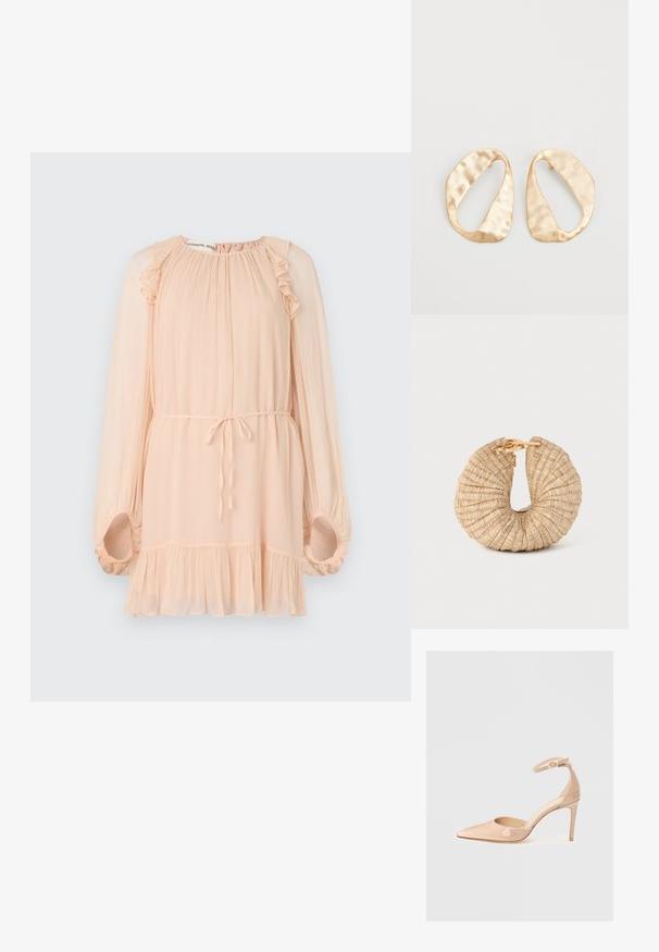 Šviesiai persikinė ilgomis rankovėmis su raukšlėmis, minkšta tekstūra, laisvas siluetas, reguliuojama juosmens juosta ir platėjantis sijonas. Savybė - surinktos rankovės.; Nuogos patentinės odos batai su smailiu kojų galiuku, kulkšnies dirželiu ir smailiu kulnu, pasižymintys lygiu paviršiumi ir minimalistiniu dizainu.; Cult Gaia UBAH - Delninukė - wheat; Nedidelis nereguliarus ovalo formos aukso tono metalinių auskarų pora su tekstūruota, šiek tiek kalta paviršiumi ant balto fono.