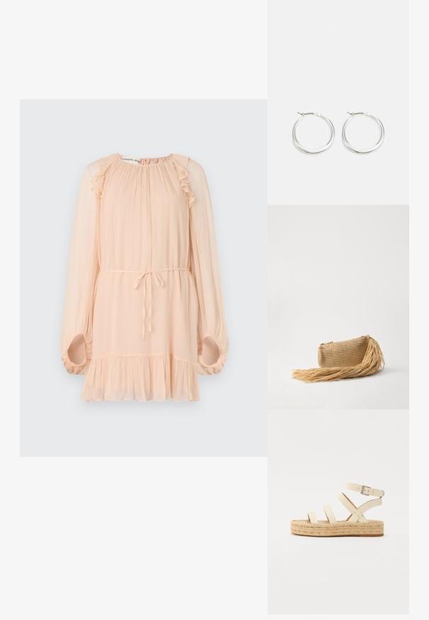 Długa sukienka w jasnopomarańczowym kolorze z długimi rękawami, ozdobami w postaci falbanek, miękką teksturą, luźnym krojem, sznurkiem w talii i rozszerzającym się dołem. Posiada bufiaste rękawy.; Jasno beżowe skórzane sandały espadryle z czterema krzyżującymi się paskami i zapięciem na kostce, z plecioną platformą z juty i płaską gumową podeszwą.; Cult Gaia VIERA beżowy; Srebrne kolczyki w formie kół mają gładki, zaokrąglony design z cienkim profilem i bezpiecznym zapięciem. Minimalistyczny styl z polerowanym wykończeniem.