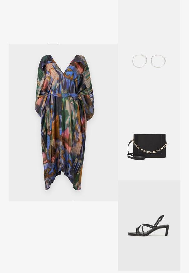 Mehrfarbige Kaftan-Kleid aus leichtem Stoff, mit V-Ausschnitt, fließenden Ärmeln und einem Bindegürtel. Gestaltet mit abstrakten Mustern in Blau, Grün und Braun.; Schwarze Sandale mit Riemchen, quadratischer Zehenform und niedrigem Blockabsatz. Verfügt über mehrere dünne Riemen und einen verstellbaren Knöchelriemen. Hergestellt aus glattem Leder.; Schwarze Leder-Crossbody-Tasche mit glatter Textur, rechteckiger Form und metallic-kettendetail auf der Vorderseite. Verstellbarer Gurt inklusive.; Silberne Creolen mit einem schlanken, runden Design, das eine glatte Oberfläche und keine sichtbaren Verzierungen aufweist. Durchmesser nicht angegeben.
