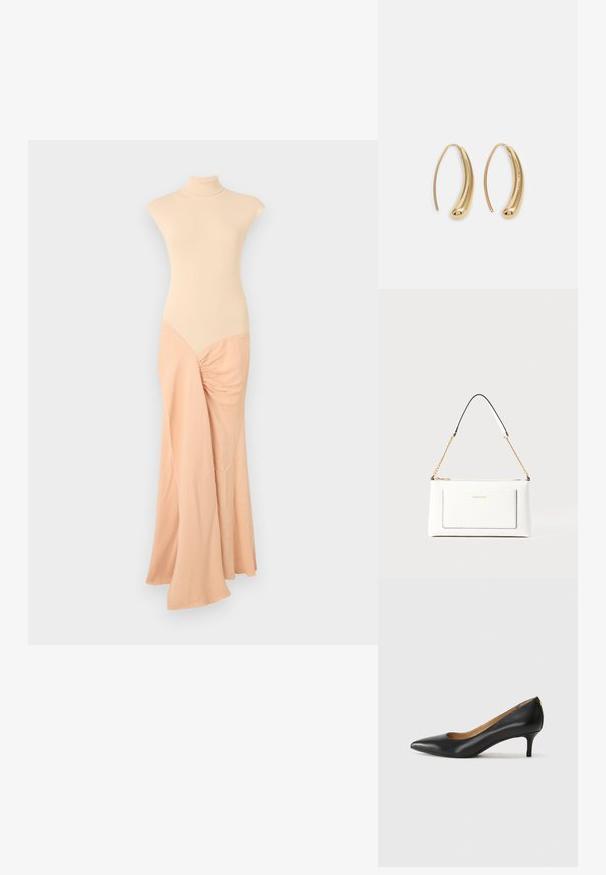 Beige kötött ruha magas nyakkivágással. A testhez simuló felsőrész a szellős anyagra vált át, egy oldalán ráncolt részlettel. Az anyag sima textúrájú.; Fekete bőrpumpa hegyes orral, alacsony sarokkal és sima felülettel. Elöl enyhe nyílással rendelkezik, hátul pedig minimális részletezéssel.; Fehér bőr kézitáska, texturált felülettel, arany lánccal és fekete részletekkel. Elülső zsebbel és cipzáros zárással rendelkezik.; Aranyszínű fémből készült karika fülbevalók ívelt, hosszúkás formával. Simaságával és fényes felületével, valamint lekerekített végével további részletekkel bővül.