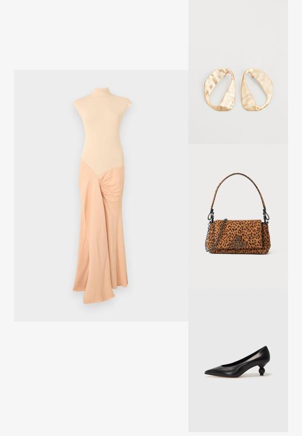Bežové pletené šaty s vysokým výstrihom. Priliehavý korzet prechádza do voľného materiálu so zhlukovaním na jednej strane. Hladká textúra po celom obvode.; Čierna kožená vysoká topánka na podpätku s ostrým špičkou a okrúhlym, guľatým podpätkom. Hladký povrch s moderným, minimalistickým dizajnom.; Listová taška s leopardím vzorom vyrobená z semišu, má krátku rukoť, reťazový popruh a čierny kovový uzáver. Má obdĺžnikový tvar a uzatváranie na klapku.; Pár nepravidelných oválnych zlatistých kovových náušníc s textúrovaným, mierne rozbitým povrchom na bielom pozadí.