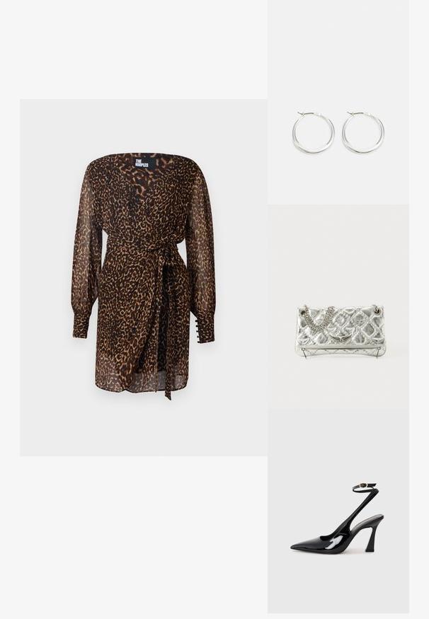 Sukienka w print z lamparta z przezroczystego materiału. Długie bufiaste rękawy z zapięciem na guziki. Zawinięty krój z wstążką w talii. Kolorystyka w odcieniach brązu i czerni.; Czarne lakierowane szpilki slingback na wysokim obcasie z wydłużonym noskiem, regulowanym paskiem na kostce i umiarkowanym obcasem w kształcie bloku. Gładka struktura z błyszczącym wykończeniem.; Srebrna torebka metaliczna z łańcuszkowym uchwytem, pikowanym wzorem, dekoracyjnym haftem i zapięciem na zamek błyskawiczny. Posiada wytłoczone akcenty na przodzie.; Srebrne kolczyki w formie kół mają gładki, zaokrąglony design z cienkim profilem i bezpiecznym zapięciem. Minimalistyczny styl z polerowanym wykończeniem.