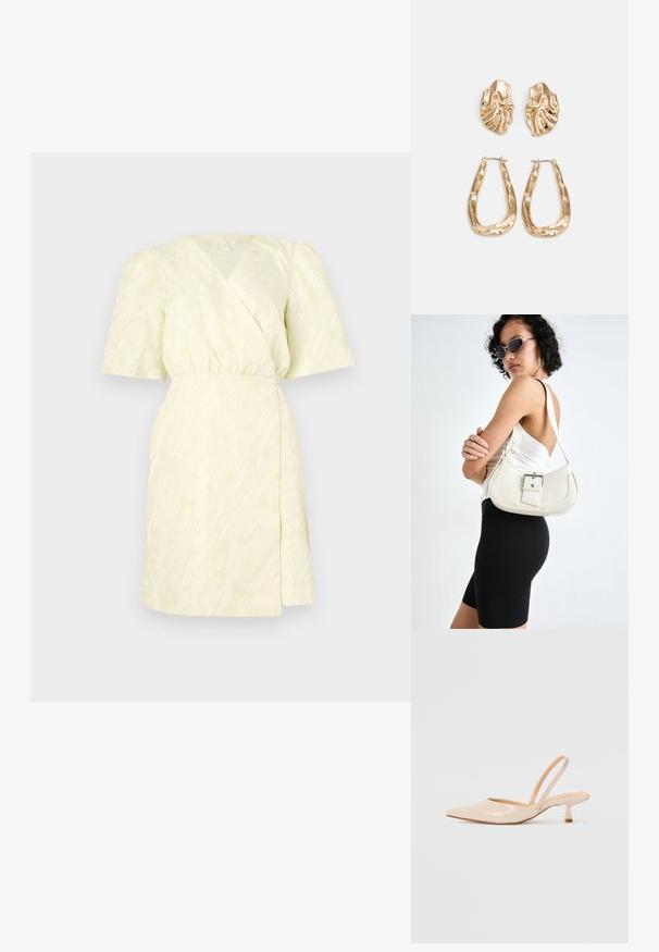 Puha sárga színű, texturált csíkos wrap ruha, rövid puffos ujjal és rugalmas derékkal a formás viseletért, v-nyakkivágással.; Bézs színű lakkbőr slingback magassarkú cipők hegyes orral és vékony, négyzetes sarkú dizájnnal. Simább textúra és minimalista stílus, díszítések nélkül.; Fehér bőr kézitáska ívelt formával, állítható pánttal és egy kis csattal. A modellen fitted fekete ruha van.; Aranyszínű fülbevalók, texturált, hullámos formákkal. Tartalmazza a szobrászati klipszes studokat és az open hoop kialakítást, kalapácsos felülettel.