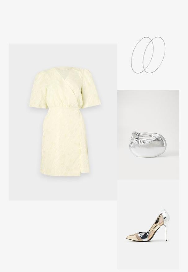 Zavinovacia šaty v mäkkej žltej farbe s textúrovanými prúžkami, krátkymi puff rukávmi a elastickým pásom pre priliehavý strih, s výstrihom do V.; Lodičky s špičatou špičkou v striebornom, zlatom a telovom farebnom prevedení. Lesklý povrch s výrezovým dizajnom, s ihlovým opätkom.; Strieborná metalická taška s mäkkým, zaobleným tvarom a uzáverom s uzlíkom. Vyrobená z hladkej syntetickej kože.; Strieborné kruhové náušnice s minimalistickým dizajnom. Cirkulárny tvar, hladký povrch a tenký profil. Ľahké s lesklým povrchom.