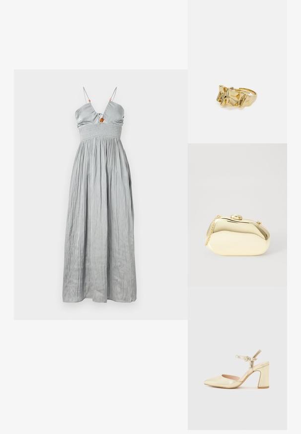 Ärmelloses graues Satinkleid mit tailliertem Oberteil und gerafftem Bund. Es hat dünne Träger und einen gerafften Rock mit einem dekorativen Detail in der Mitte.; Goldfarbene, metallic-überzogene, hochhackige Schuhe mit einer spitzen Zehenpartie, einem Knöchelriemen mit einem runden Verschluss und einem klobigen Absatzdesign. Glatte Textur.; Metallisch goldene Clutch mit einer glatten, abgerundeten Form, ausgestattet mit einem oberen Druckknopfverschluss und einem kleinen Kettenriemen zum Tragen.; Goldring mit strukturiertem, wellenförmigem Design, das drei markante Spitzen aufweist. Glatte, glänzende Oberfläche mit einem offenen Band für einen verstellbaren Sitz.