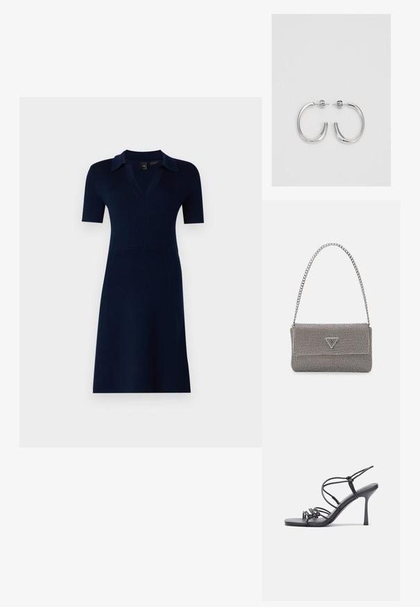 Abito lavorato a maglia blu navy con corpetto aderente, maniche corte e colletto a V. Presenta una texture a coste e gonna svasata.; Sandali neri con tacco alto presentano sottili cinturini con design annodato, una punta quadrata liscia e un elegante tacco a spillo.; Borsa a mano metallica grigia chiara con tracolla a catena, impreziosita da piccoli chiodi metallici circolari e da un logo triangolare del marchio.; Orecchini a cerchio in argento con una finitura liscia e lucente. Forma arrotondata, design leggero, con chiusura a perno.