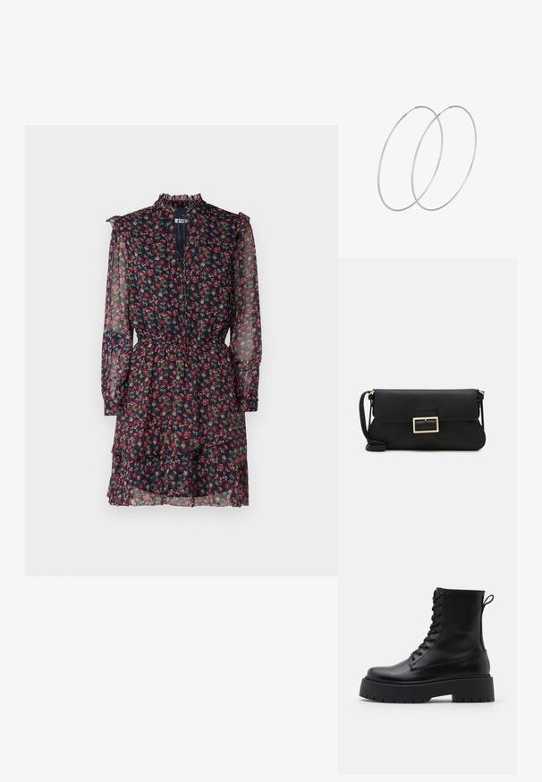 Kwiatowa sukienka wykonana z przezroczystej granatowej tkaniny z czerwonymi i zielonymi wzorami, z falbaniastym, wysokim kołnierzem, długimi rękawami i talią podkreśloną wiązaniem oraz warstwową spódnicą.; Czarne skórzane botki za kostkę z okrągłym noskiem, sznurówką z przodu i grubą gumową podeszwą z teksturowanym bieżnikiem. Pętelka do zakładania z tyłu.; Czarna skórzana torebka kopertowa z klapką i detalem w postaci złotej metalowej klamry. Zawiera czarny pasek oraz elegancki, minimalistyczny design.; Srebrne kolczyki w formie obręczy o minimalistycznym designie. Okrągły kształt, gładka faktura i cienki profil. Lekkie, z polerowanym wykończeniem.
