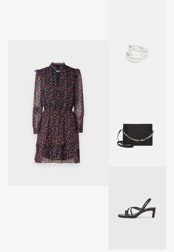 Cvjetna haljina od prozirnog tamnoplavog materijala s crvenim i zelenim uzorcima, naborani visoki ovratnik, dugi rukavi i strukiranje sa slojevitom suknjom.; Crne sandale s trakama, kvadratnim prstom i niskom blok petom. Ima više tankih trakica i podesivu trakicu oko gležnja. Izrađene su od glatke kože.; Crna kožna torba preko tijela s glatkom teksturom, pravokutnim oblikom i metalnim lancem na prednjoj strani. Uključena je podesiva naramenica.; Srebrna dvostruka prsten s glatkom, poliranom površinom. Karakterizira ga fluidan, zakrivljen dizajn s preklapajućim sekcijama za moderan izgled.