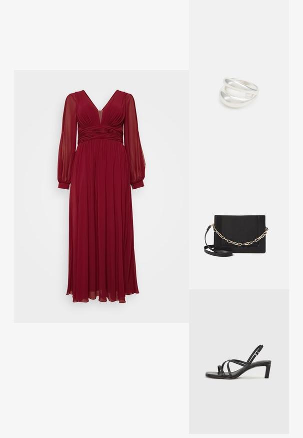 Bordo duga haljina s dugim prozirnim rukavima, V-izrezom i plisiranjem u struku. Mekana, lepršava tkanina stvara glatku siluetu.; Crne sandale s trakama, kvadratnim prstom i niskom blok petom. Ima više tankih trakica i podesivu trakicu oko gležnja. Izrađene su od glatke kože.; Crna kožna torba preko tijela s glatkom teksturom, pravokutnim oblikom i metalnim lancem na prednjoj strani. Uključena je podesiva naramenica.; Srebrna dvostruka prsten s glatkom, poliranom površinom. Karakterizira ga fluidan, zakrivljen dizajn s preklapajućim sekcijama za moderan izgled.