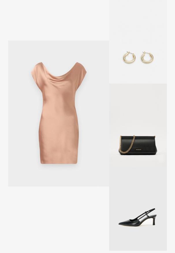 Satino mini suknelė švelnios persikų spalvos, su drapiruota apykakle ir trumpomis rankovėmis. Lygi tekstūra su aptemptu siluetu.; Juodai lakuoti slingback aukštakulniai su smailiu nosiu, su tekstūruotu gyvatės raštu, reguliuojama juosta ir trumpu, tekstūruotu blokiniu kulnu.; Juodas odinis delninukas su auksine grandine, turintis lygų paviršių, stačiakampį išmatavimą ir įspaustą prekės ženklą priekyje.; Juodas odinis delninukas su auksine grandine, turintis lygų paviršių, stačiakampį išmatavimą ir įspaustą prekės ženklą priekyje.; Lauren Ralph Lauren BASIC SMALL HOOP - Auskarai - gold-coloured