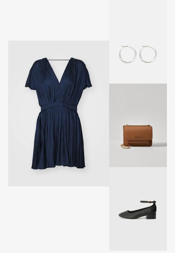 Mørkeblå kjole laget av glatt stoff, med V-hals, korte fladdermansjetter, elastisk liv og rynket skjørt med folder.; Sorte skinnpumper med spiss tå og lav blokkhelt. Har ankelrem med gullfarget spenne. Glatt tekstur.; Brun teksturert lær crossover-veske med gullkjede-stropp og klaffelukking. Fronten har logo-detalj og en lomme under klaffen.; Sølv hoop øredobber har et jevnt, avrundet design med en tynn profil og sikker lås. Minimalistisk stil med en polert finish.